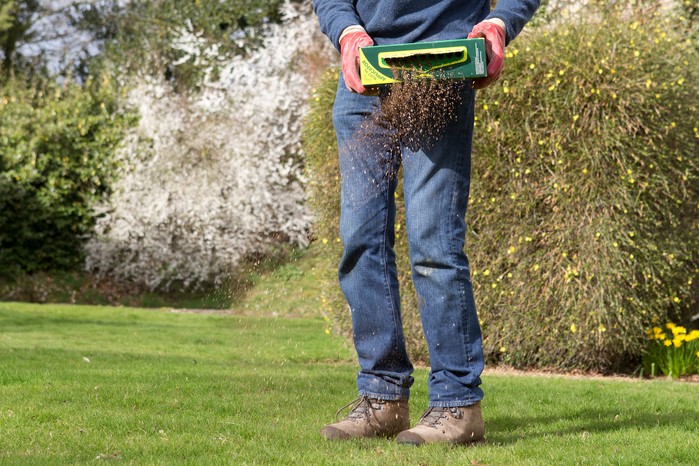 Give your lawn a spring boost - fertilising your lawn Give your lawn a spring boost - fertilising your lawn