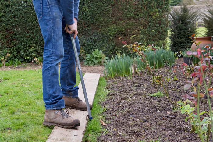 Give your lawn a spring boost - cut a new lawn edge Give your lawn a spring boost - cut a new lawn edge