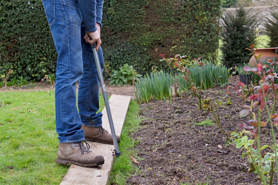 Give your lawn a spring boost - cut a new lawn edge Give your lawn a spring boost - cut a new lawn edge