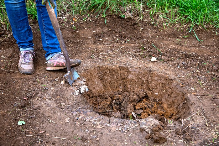 How to make a wildlife pond - digging a hole How to make a wildlife pond - digging a hole