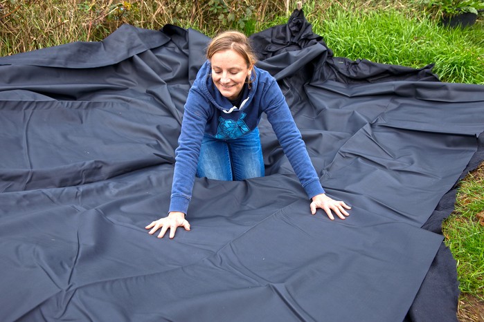 How to make a wildlife pond - laying butyl liner over underlay How to make a wildlife pond - laying butyl liner over underlay