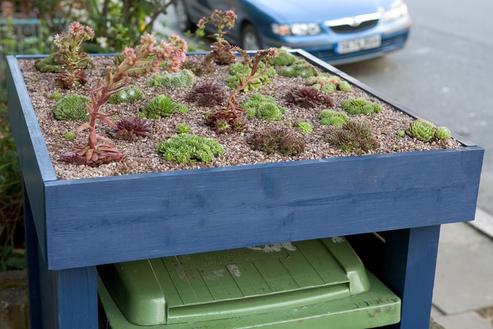 Wheelie bin tidy garden idea with green roof Wheelie bin tidy garden idea with green roof