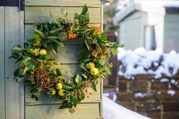 How to make a pyracantha, ivy and crab apple Christmas wreath How to make a pyracantha, ivy and crab apple Christmas wreath