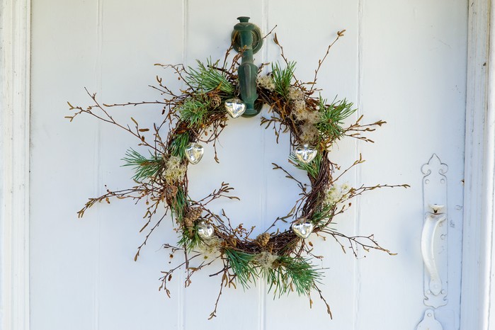How to create a contemporary Christmas door wreath How to create a contemporary Christmas door wreath